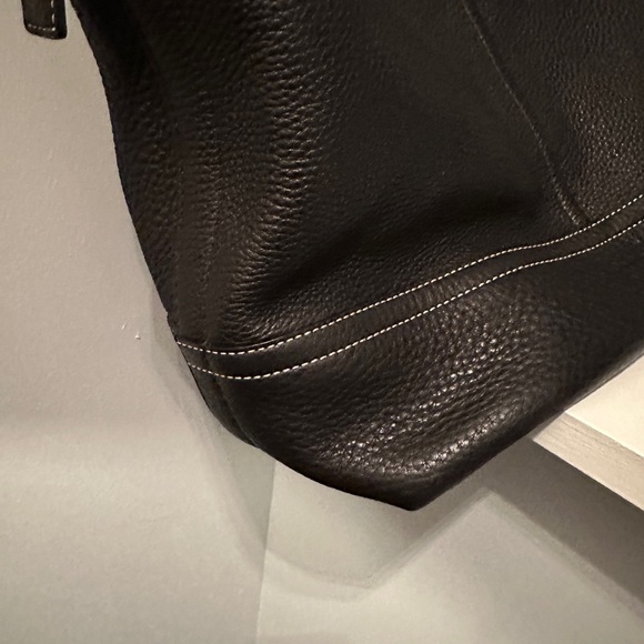 Vintage Coach Pebbled Leather bag. Beautiful! Soft leather w/swivel bolt closure - Picture 5 of 14